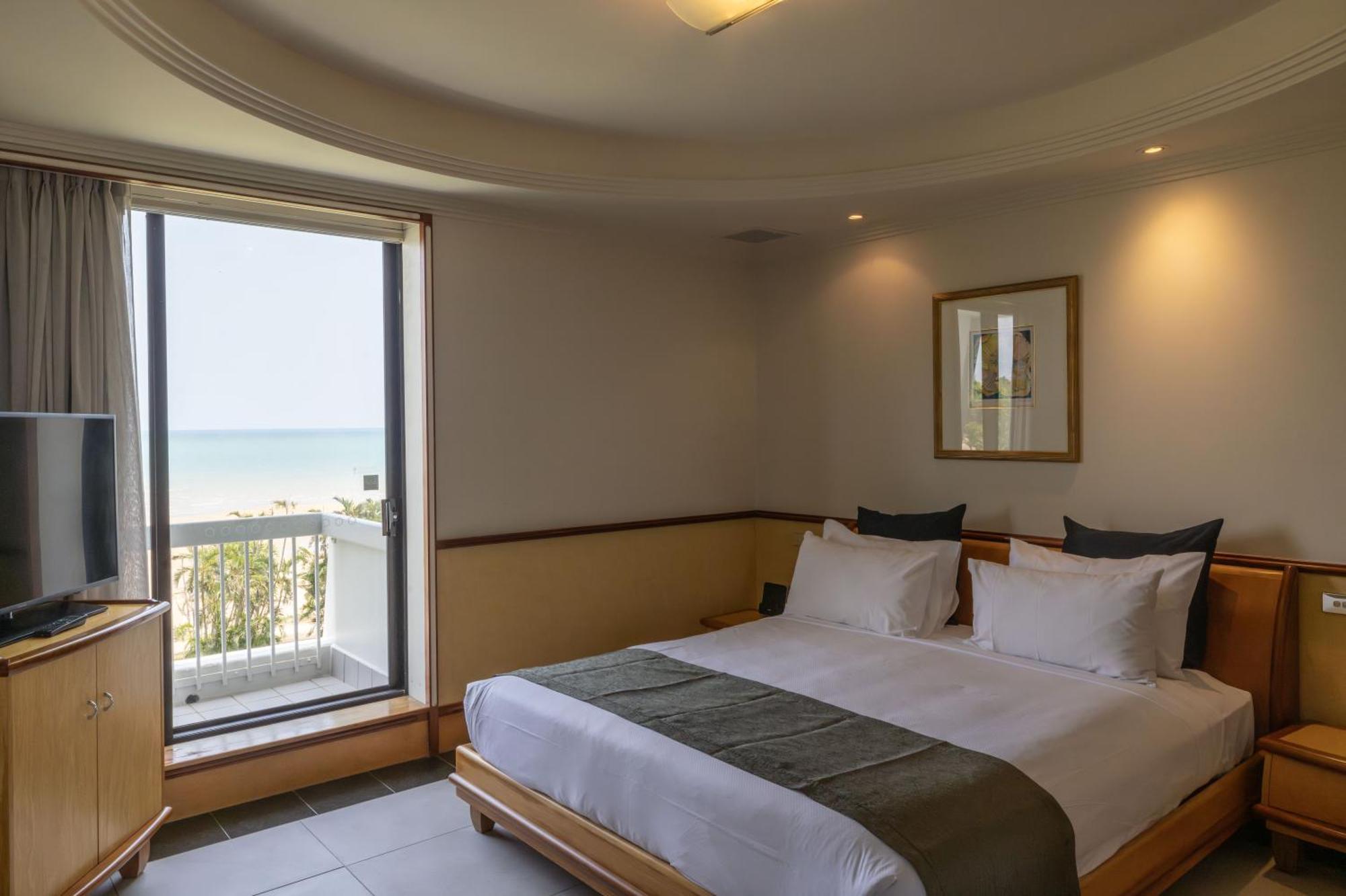 Mindil Beach Casino Resort Darwin Buitenkant foto A bedroom at the hotel