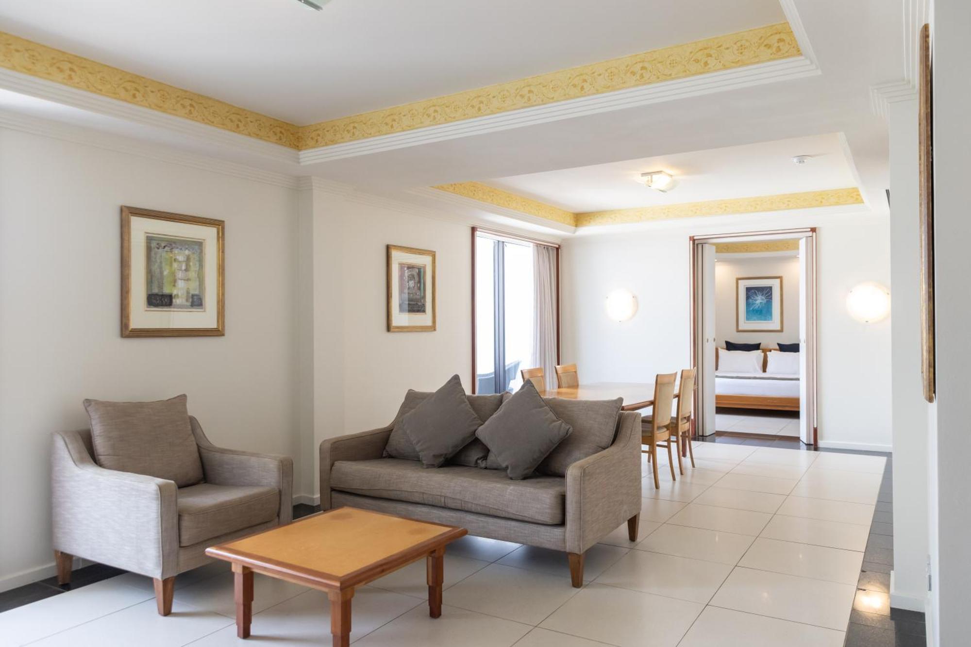 Mindil Beach Casino Resort Darwin Buitenkant foto A suite at the hotel