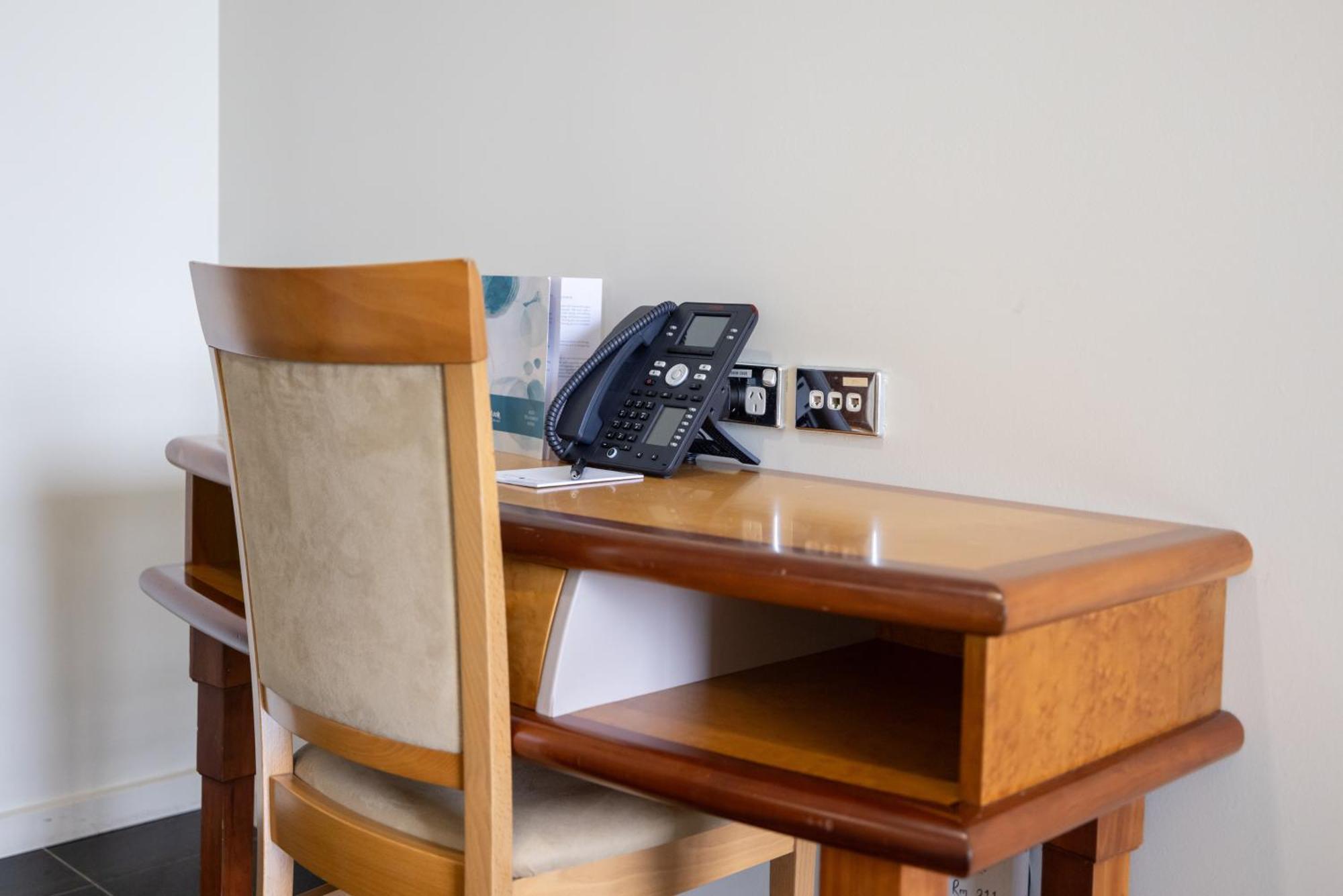 Mindil Beach Casino Resort Darwin Buitenkant foto A desk with a telephone