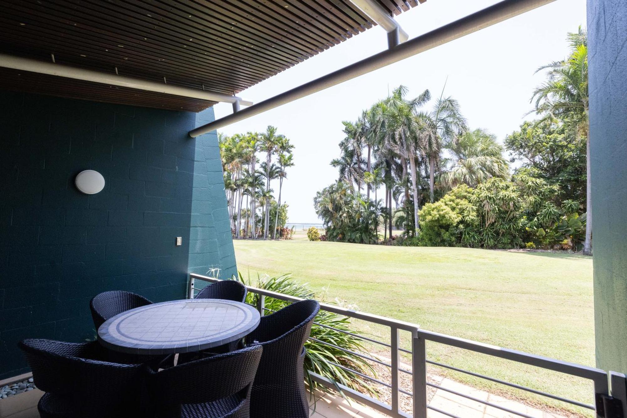 Mindil Beach Casino Resort Darwin Buitenkant foto A balcony at the Village