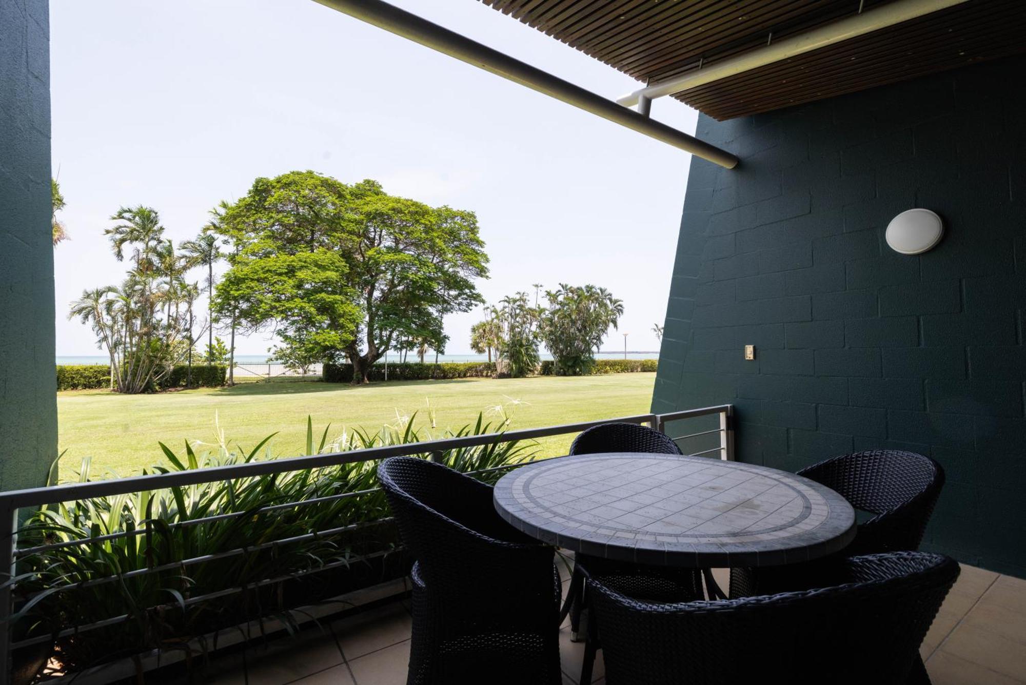 Mindil Beach Casino Resort Darwin Buitenkant foto A balcony at the hotel