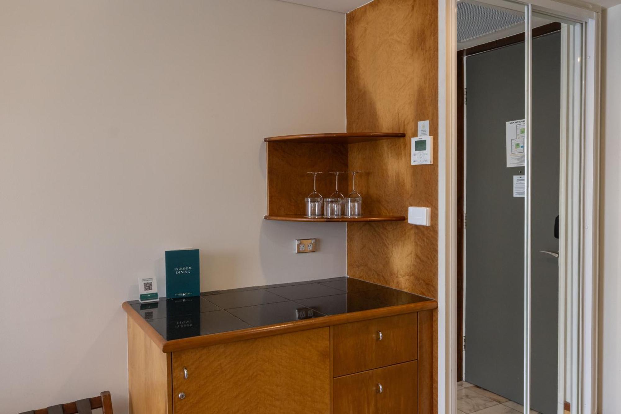 Mindil Beach Casino Resort Darwin Buitenkant foto A kitchenette in a hotel room