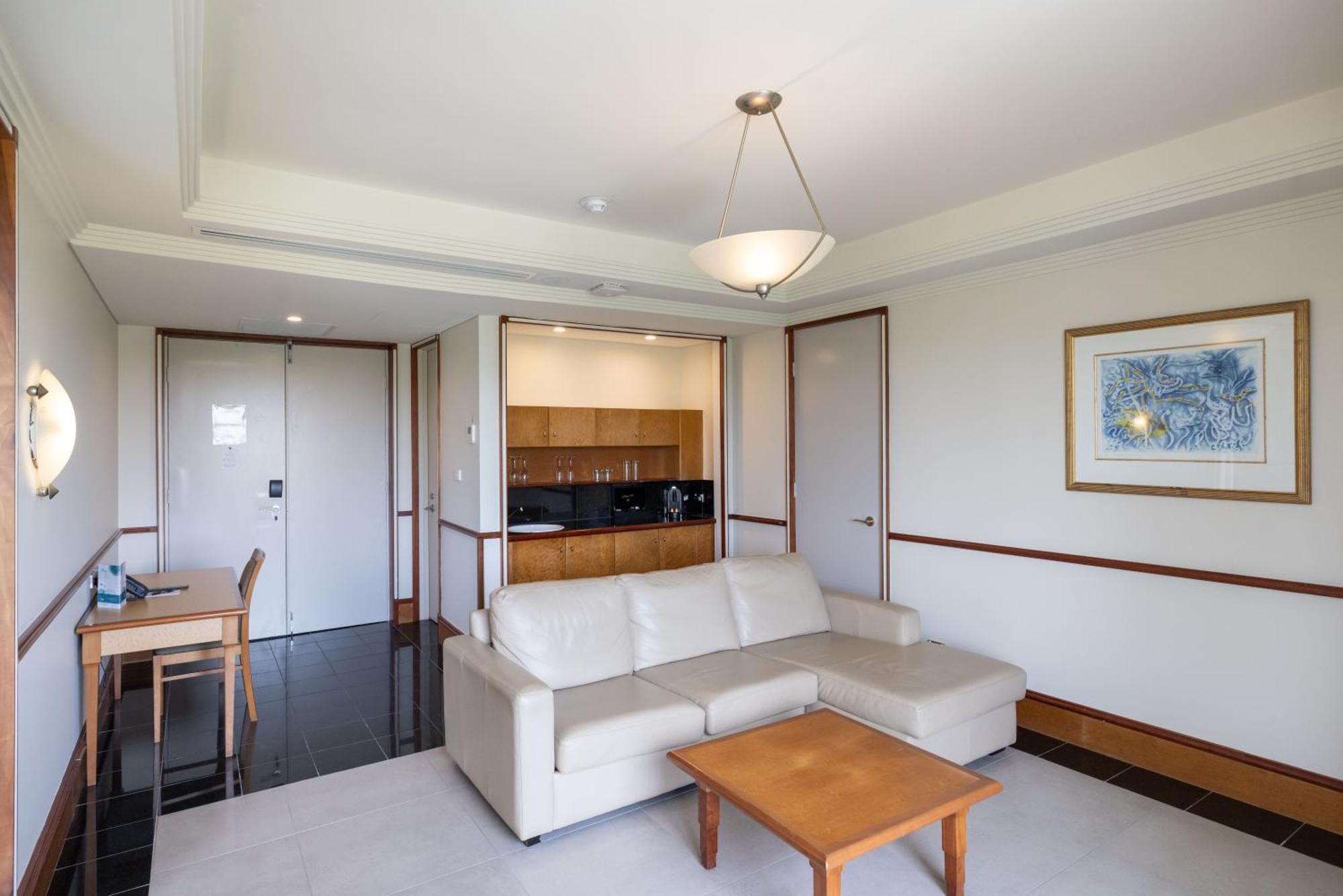 Mindil Beach Casino Resort Darwin Buitenkant foto A living room in a typical apartment