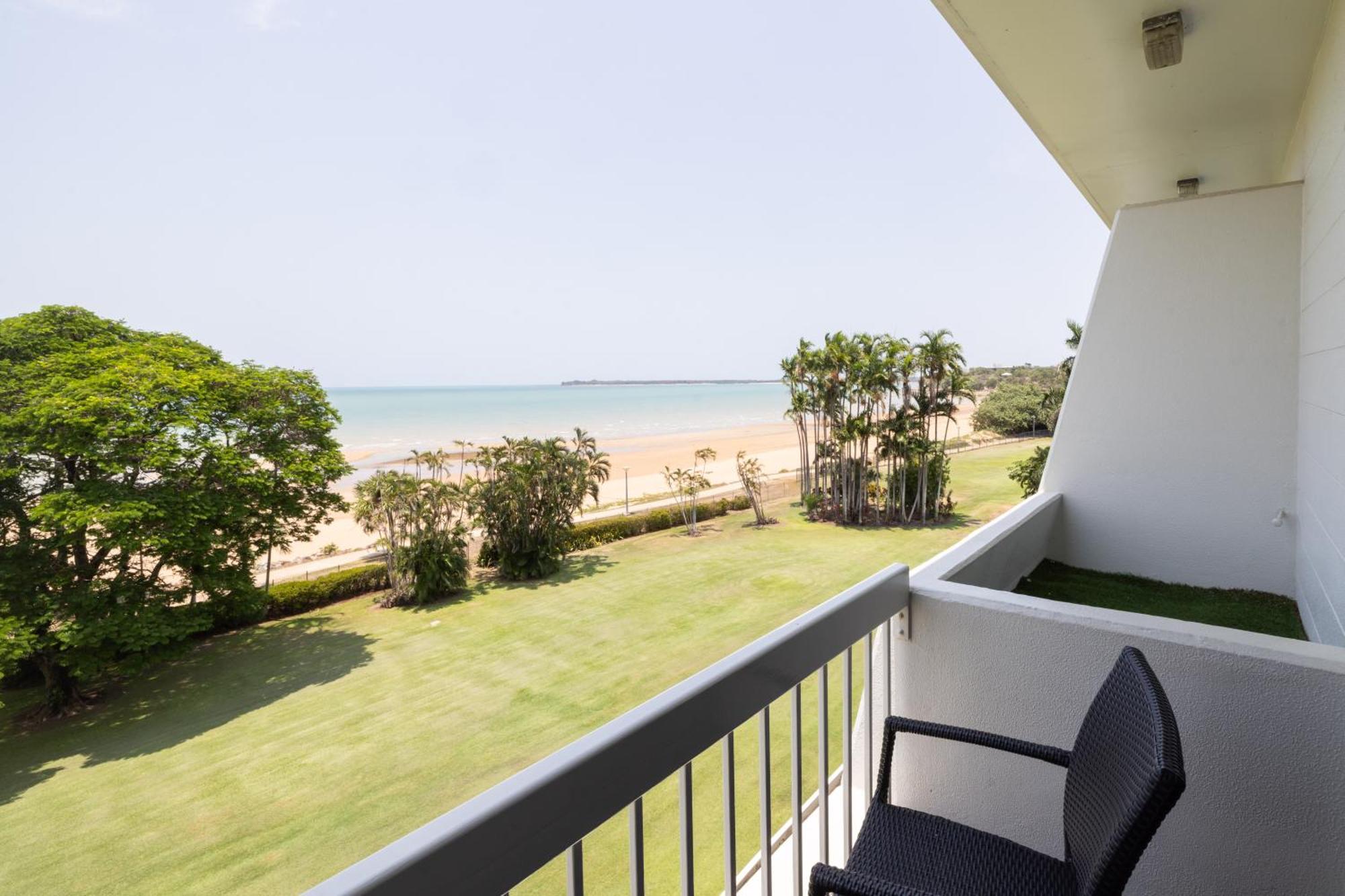 Mindil Beach Casino Resort Darwin Buitenkant foto A balcony