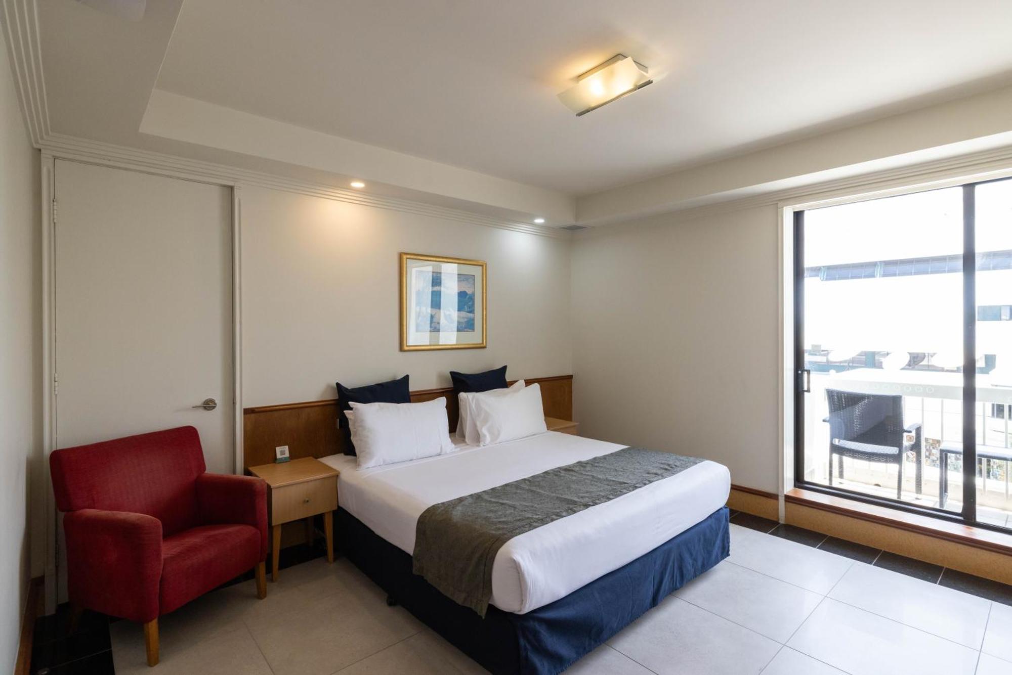 Mindil Beach Casino Resort Darwin Buitenkant foto A bedroom at the hotel